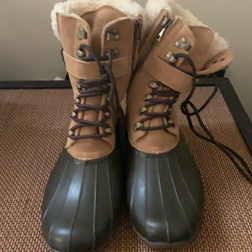 Brand new Sperry boots size 9